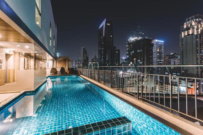 Imagen de la piscina del Hotel Adelphi Suites Bangkok. Foto 11