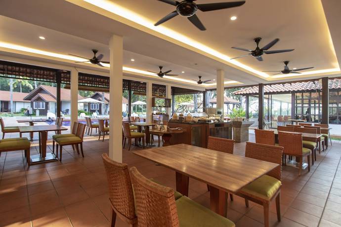 Imagen del bar/restaurante del Hotel Adena Beach Resort. Foto 2
