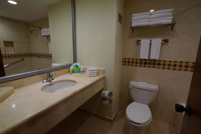 Imagen de la habitación del Hotel Adhara Hacienda Cancun. Foto 7