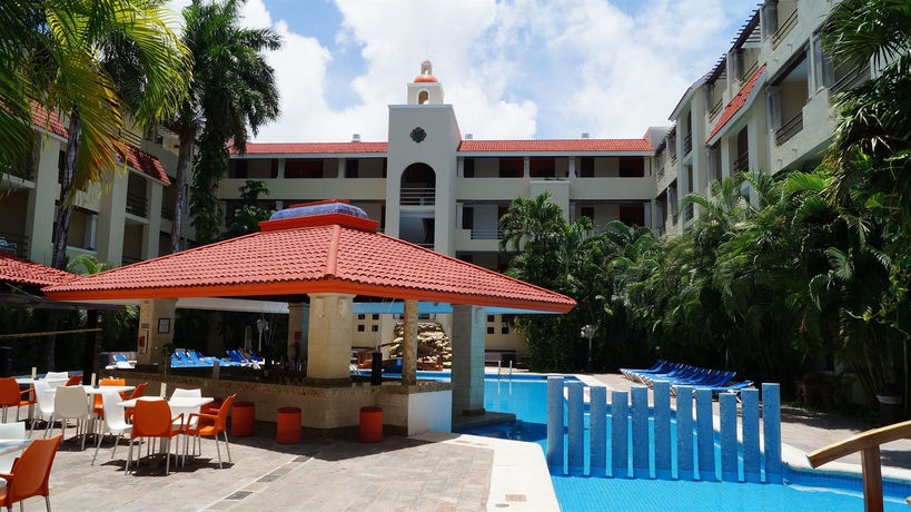 Imagen de la piscina del Hotel Adhara Hacienda Cancun. Foto 14