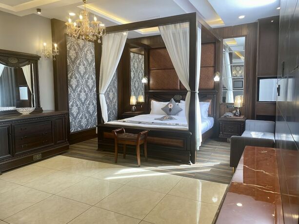 Imagen de la habitación del Hotel Adhiraja Palace. Foto 16