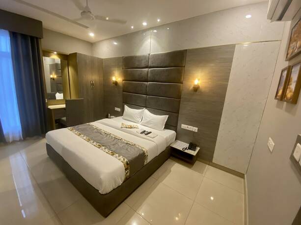 Imagen de la habitación del Hotel Adhiraja Palace. Foto 17