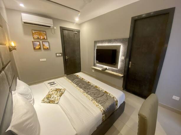 Imagen de la habitación del Hotel Adhiraja Palace. Foto 18