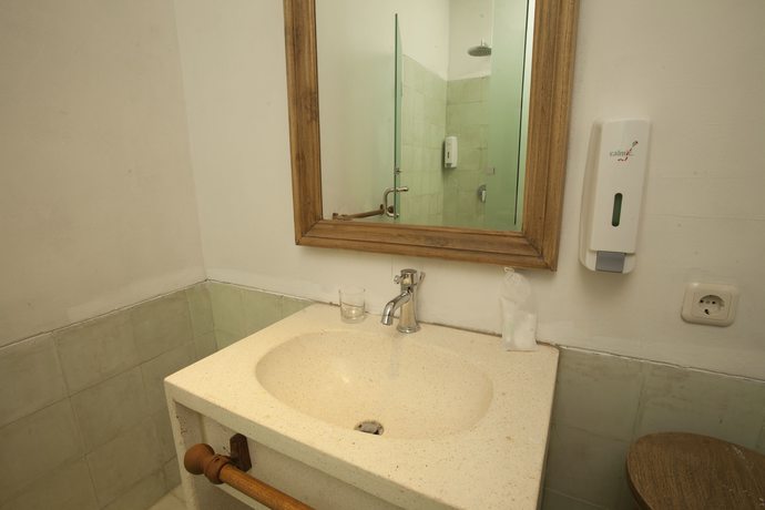 Imagen de la habitación del Hotel Adhisthana Hotel. Foto 5