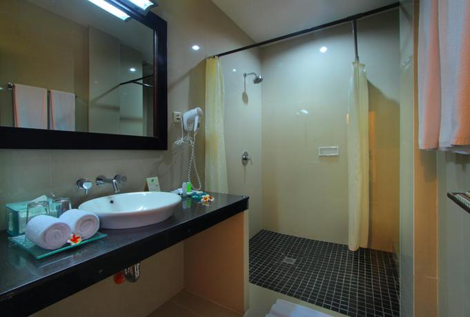 Imagen de la habitación del Hotel Adi Dharma Kuta. Foto 2