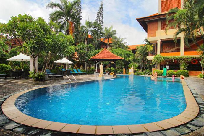 Imagen de la piscina del Hotel Adi Dharma Kuta. Foto 9