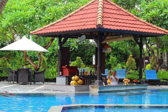 Imagen de la piscina del Hotel Adi Dharma Kuta. Foto 10