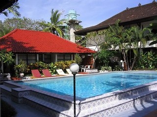 Imagen de la piscina del Hotel Adika Sari Bungalows. Foto 7