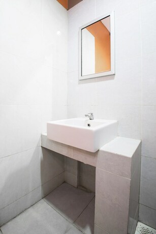 Imagen de la habitación del Hotel Adikara Renon. Foto 31