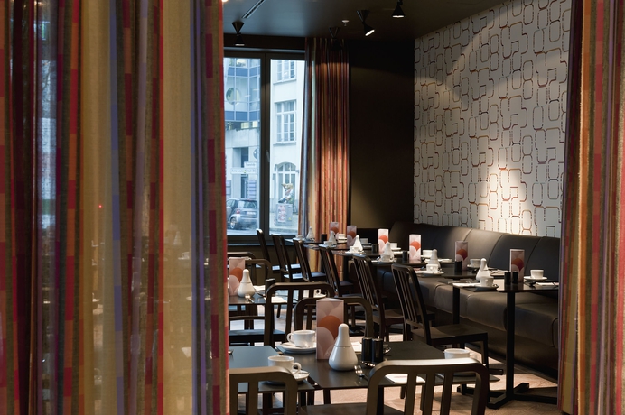 Imagen del bar/restaurante del Hotel Adina Apartment Berlin Hackescher Markt. Foto 3