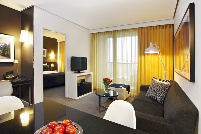 Imagen de los interiores del Hotel Adina Apartment Berlin Hackescher Markt. Foto 10