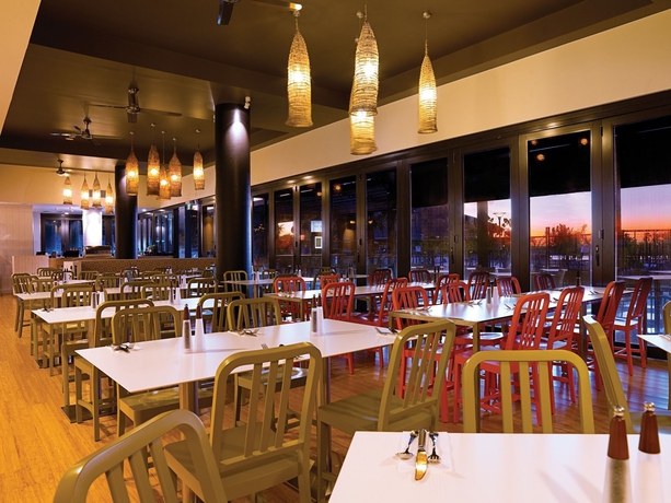 Imagen del bar/restaurante del Hotel Adina Apartment Darwin Waterfront. Foto 3