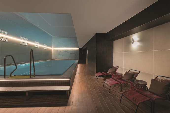 Imagen de la piscina del Hotel Adina Apartment Nuremberg. Foto 18