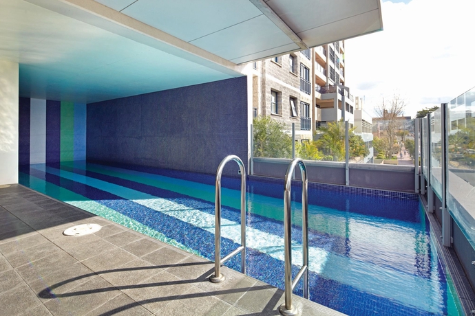 Imagen de la piscina del Hotel Adina Apartment Wollongong. Foto 16