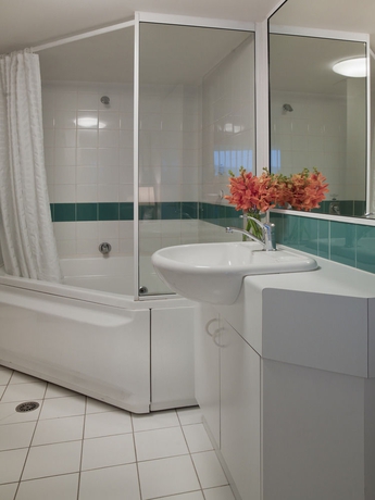 Imagen de la piscina del Hotel Adina Serviced Apartments Canberra James Court. Foto 12