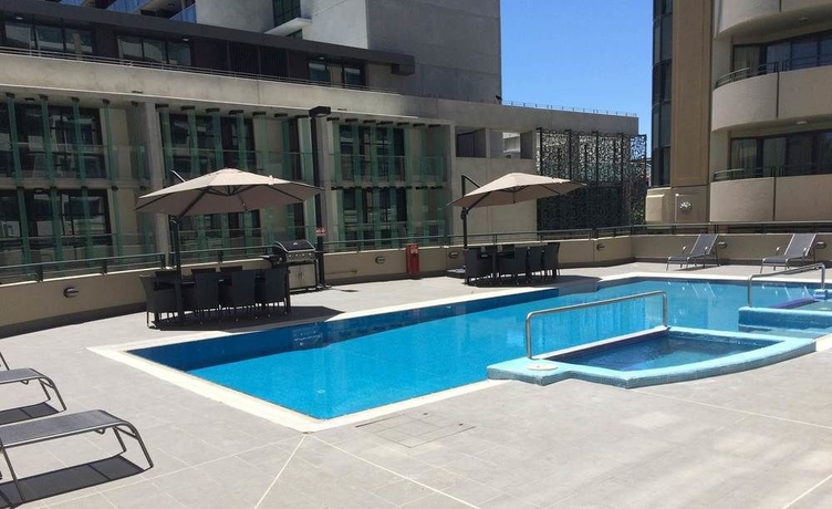 Imagen de la piscina del Hotel Adina Serviced Apartments Canberra James Court. Foto 15