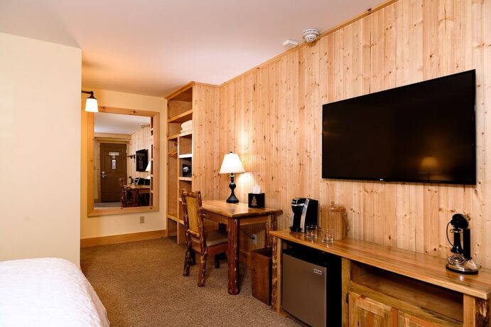 Imagen de la habitación del Hotel Adirondack Spruce Lodge. Foto 13