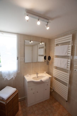 Imagen de la habitación del Hotel Adishatz. Foto 4
