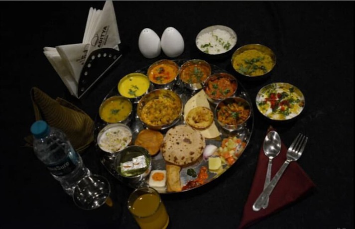 Imagen del bar/restaurante del Hotel Aditya, Raipur. Foto 5