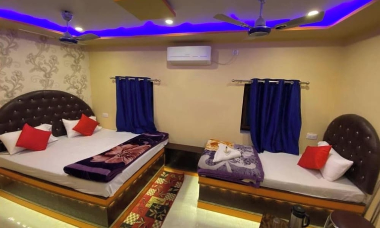 Imagen de la habitación del Hotel Aditya Varanasi. Foto 3