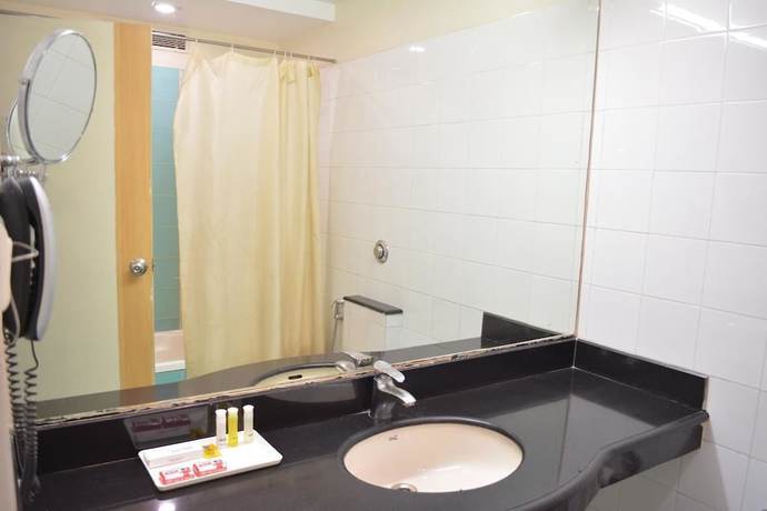 Imagen de la habitación del Hotel Adityaz. Foto 5