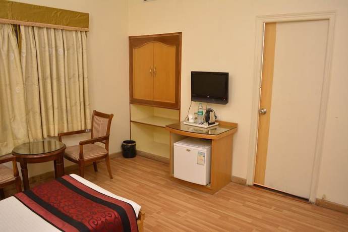 Imagen de la habitación del Hotel Adityaz. Foto 8