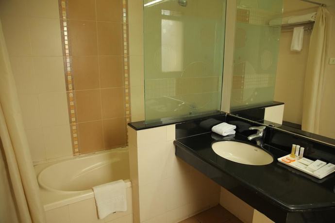 Imagen de la habitación del Hotel Adityaz. Foto 12