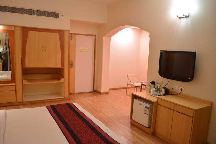 Imagen de la habitación del Hotel Adityaz. Foto 17
