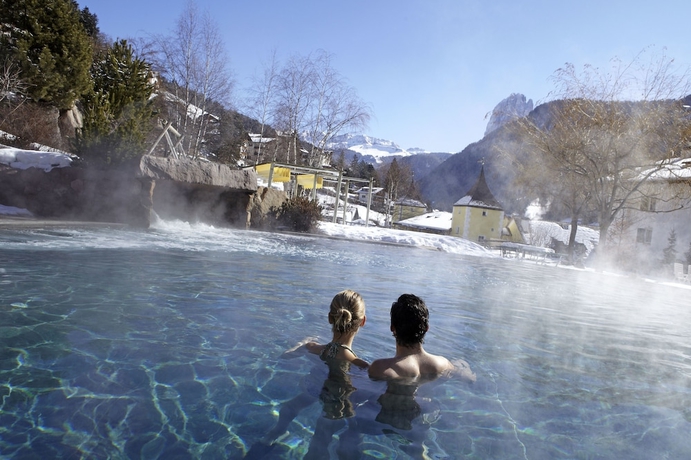 Imagen de la piscina del Hotel Adler Dolomiti. Foto 15