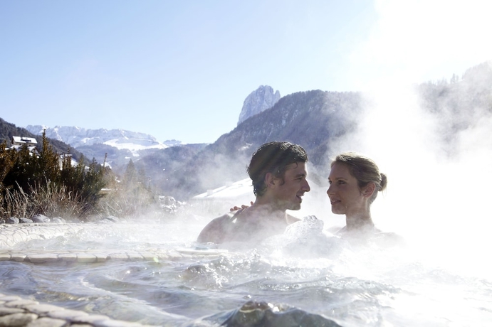 Imagen de la piscina del Hotel Adler Dolomiti. Foto 19
