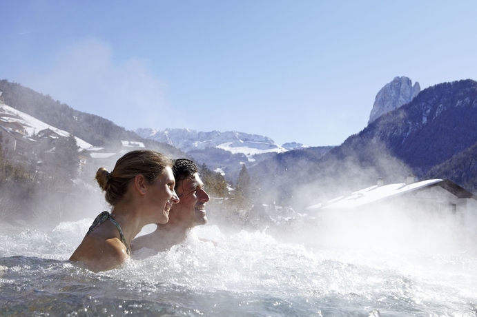 Imagen de la piscina del Hotel Adler Spa Resort Dolomiti. Foto 14