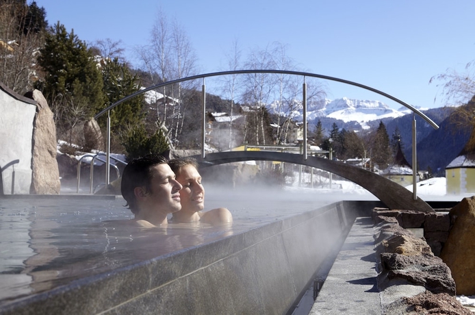 Imagen de la piscina del Hotel Adler Spa Resort Dolomiti. Foto 17