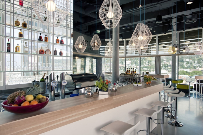 Imagen del bar/restaurante del Hotel Adlers. Foto 4