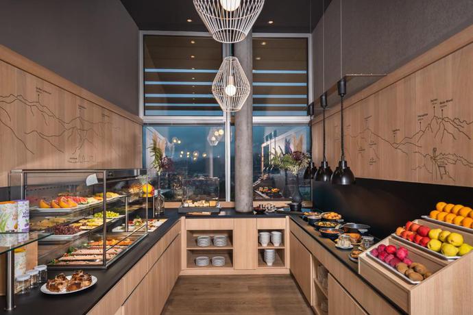 Imagen del bar/restaurante del Hotel Adlers. Foto 2