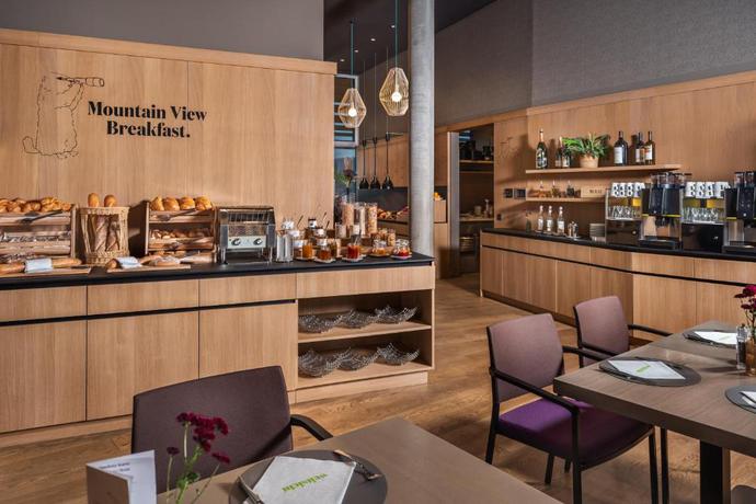 Imagen del bar/restaurante del Hotel Adlers. Foto 3