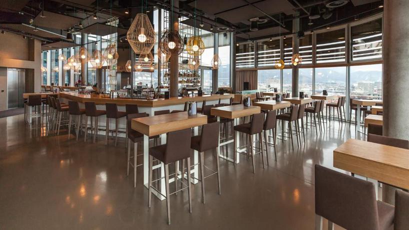 Imagen del bar/restaurante del Hotel Adlers. Foto 6