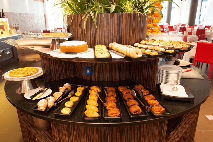 Imagen del bar/restaurante del Hotel Adlon. Foto 2