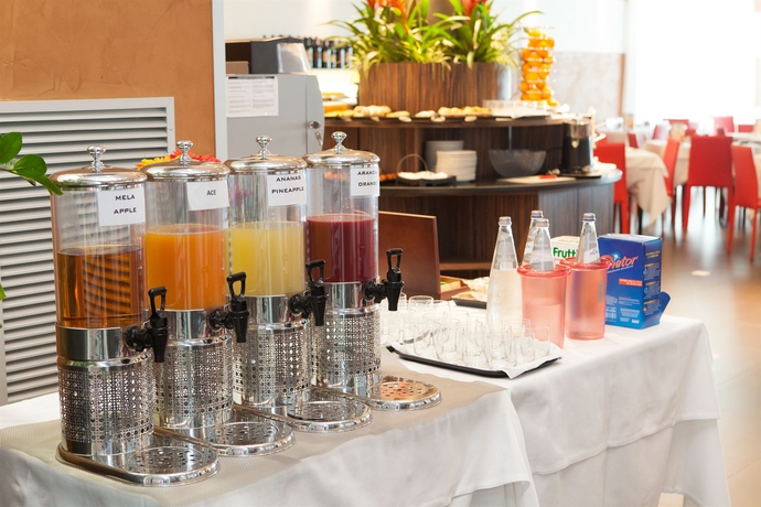 Imagen del bar/restaurante del Hotel Adlon. Foto 3