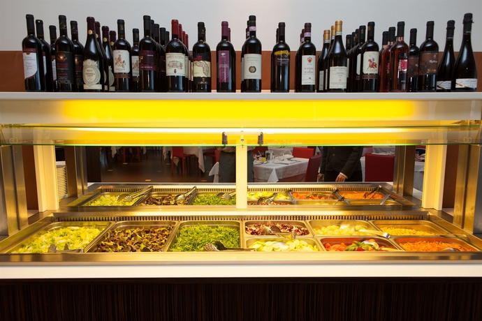 Imagen del bar/restaurante del Hotel Adlon. Foto 6