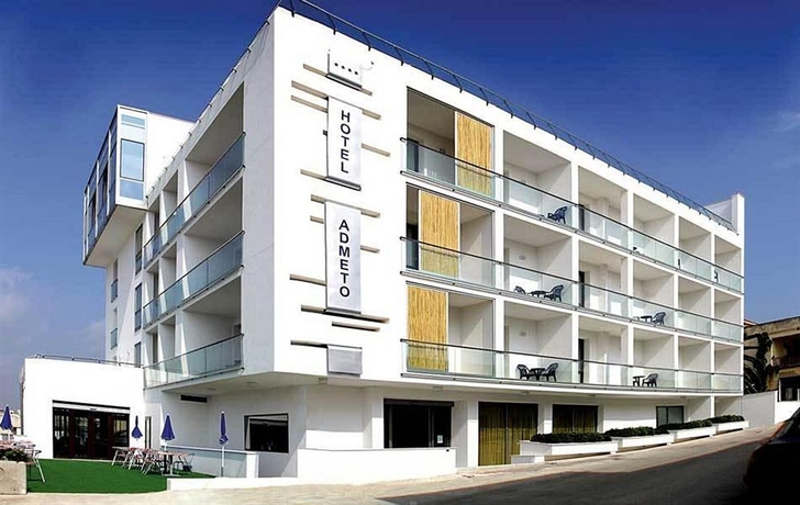 Imagen de los exteriores del Hotel Admeto. Foto 6