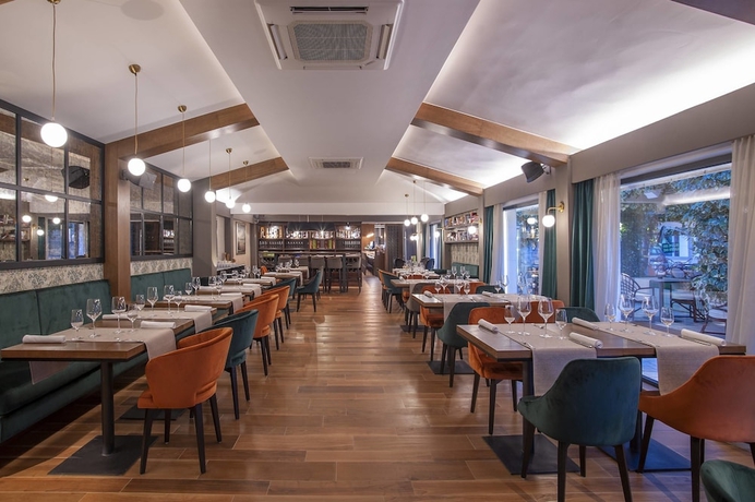 Imagen del bar/restaurante del Hotel Admiral, Budva. Foto 3