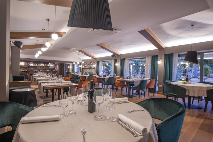 Imagen del bar/restaurante del Hotel Admiral, Budva. Foto 6