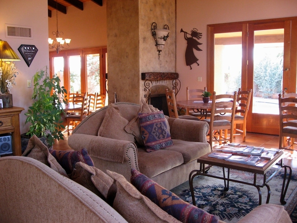 Imagen de los interiores del Hotel Adobe Village Inn. Foto 19