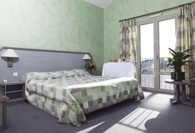 Imagen de la habitación del Hotel Adonis Aleria L'atrachjata. Foto 18