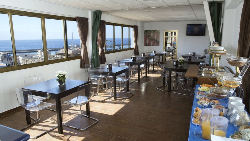 Imagen del bar/restaurante del Hotel Adonis Capital. Foto 2