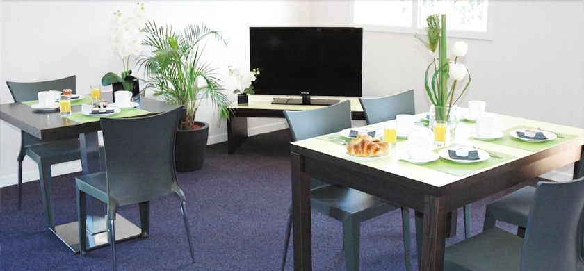 Imagen del bar/restaurante del Hotel Adonis Honfleur. Foto 2