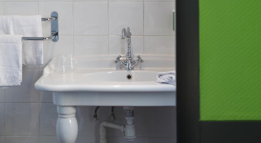 Imagen de la habitación del Hotel Adonis Marseille Vieux Port. Foto 9