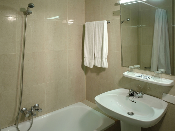 Imagen de la habitación del Hotel Adonis Pelinor. Foto 13