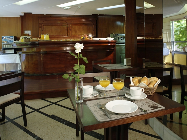 Imagen del bar/restaurante del Hotel Adonis Pelinor. Foto 2