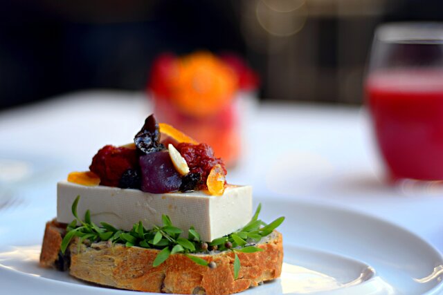 Imagen del bar/restaurante del Hotel Adonis Plaza. Foto 2